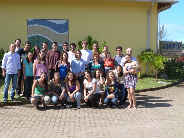 Prof. Paulo Branco (primeiro à esquerda) posou para a foto tradicional com os alunos do PPG-CiAC.