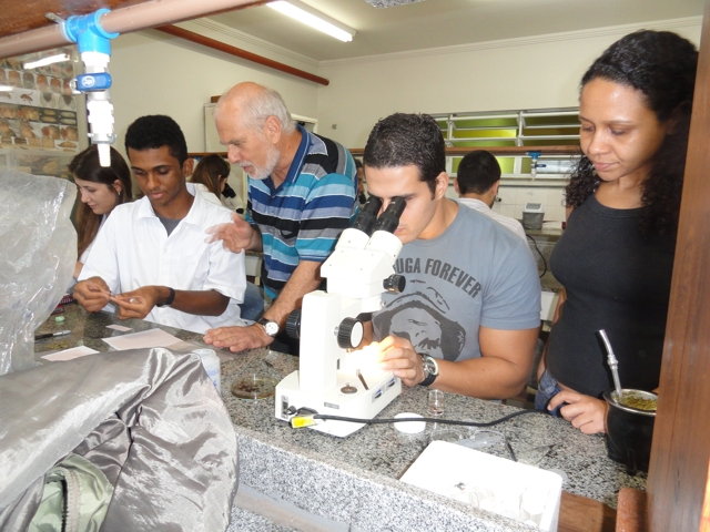 Prof. Irmler e Francisco Esteves  com os alunos no laboratório do NUPEM.