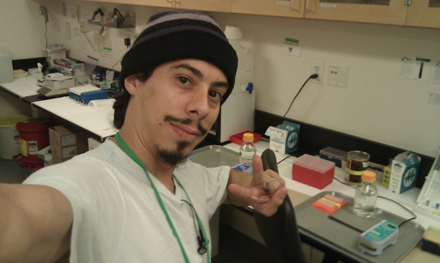 Allan P.B. Pozzobon em um dos laboratórios da California Academy of Sciences (CAS).